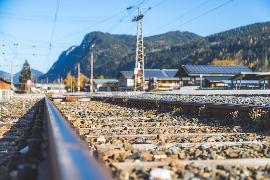 秋天旧废弃铁路的景观温暖光线可持续旅行图片
