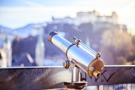 双目望远镜位于萨尔茨堡旧城和福特雷斯霍亨萨尔茨堡的模糊背景旅游望远镜背景