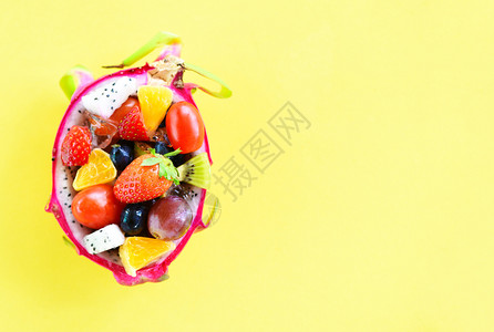 水果沙拉碗用于龙和蔬菜健康有机食品图片