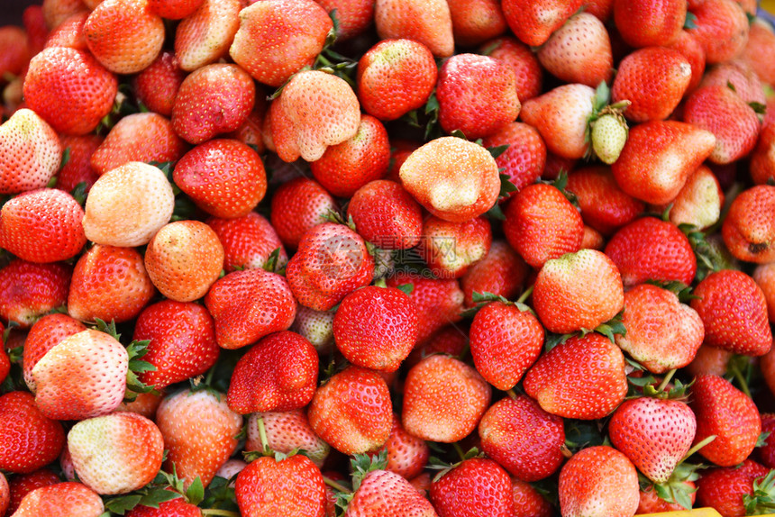 供在市场上销售的成熟草莓盘水果收获的新鲜草莓背景纹理图片