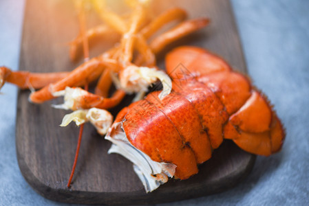龙虾尾晚饭海鲜在餐厅桌上吃健康食品煮的龙虾图片