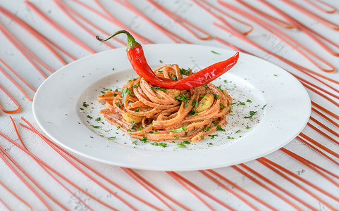 意大利面蒜辣椒和橄榄油高清图片