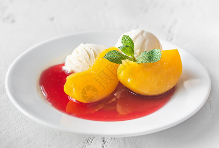 PeachMelba桃子甜点和红莓酱加香草冰淇淋高清图片
