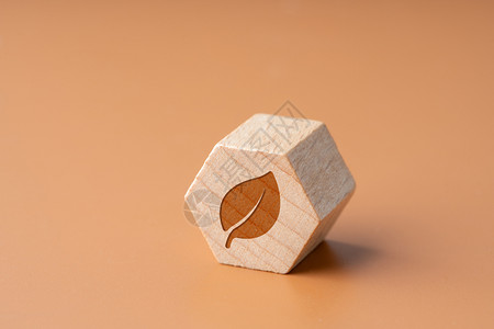 能量块六边形木块上的回收图标背景