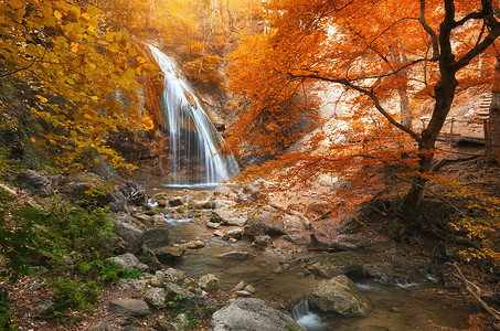 秋天瀑布和流自然构成高清图片