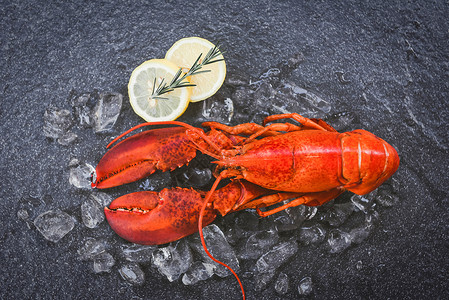 红龙虾晚餐海鲜配有香草料柠檬迷迭餐桌和冰在厅食品健康美煮的龙虾背景图片