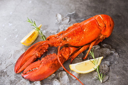 红龙虾晚餐海鲜配有香草料柠檬迷迭餐桌和冰在厅食品健康美煮的龙虾背景图片