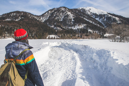 美丽的高加索女孩正在散步冬季风景奥地利图片