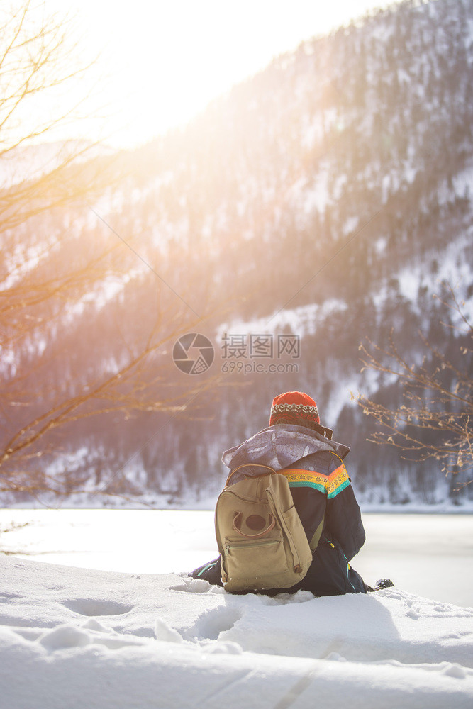 美丽的高加索女孩正坐在雪中冬季风景奥地利图片