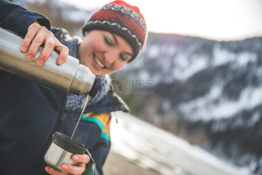 美丽的高加索女孩在户外喝茶冬天图片