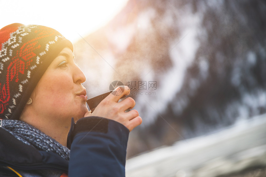 美丽的高加索女孩在户外喝茶冬天图片