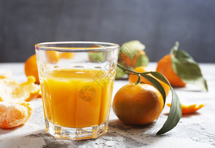一杯新鲜的橘子汁健康维他命饮料高清图片