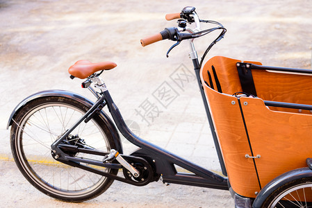 可以运输货物的橘色三轮自行车图片