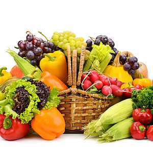 柳树篮中健康蔬菜和水果白底孤立图片