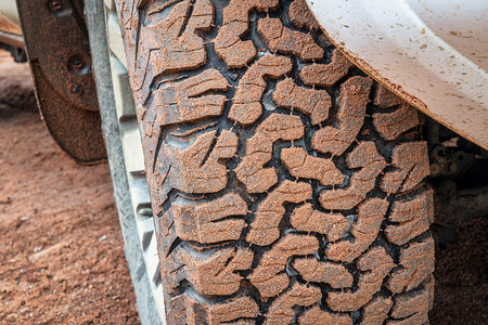 SUV越野车在泥土路上轮胎细节特写图片