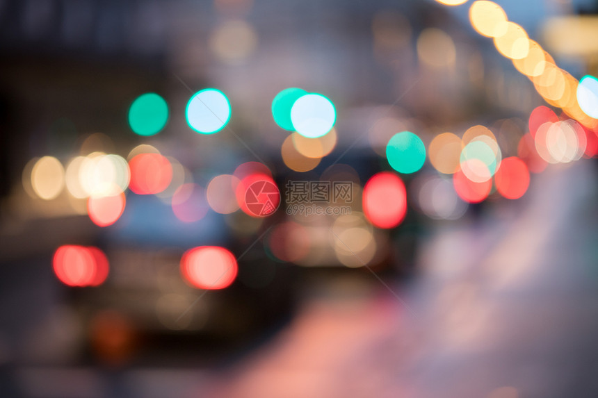 夜间城市交通灯光点模糊图片