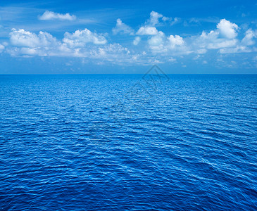 蓝海和天水天空有白毛云蓝海横向背景热带风背景图片