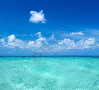 蓝海和天水天空有白毛云蓝海横向背景热带风背景图片