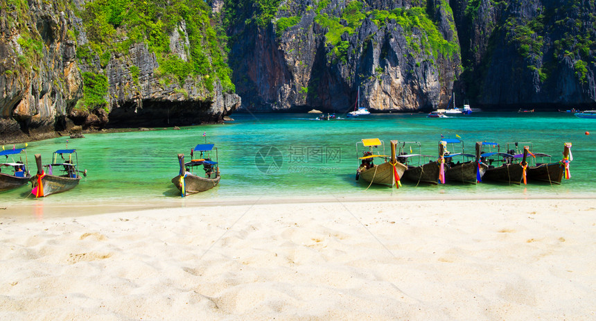 KoPhiLeh岛玛雅湾海滩传统长尾出租车泰国旅游景点安达曼海克拉比省泰国图片