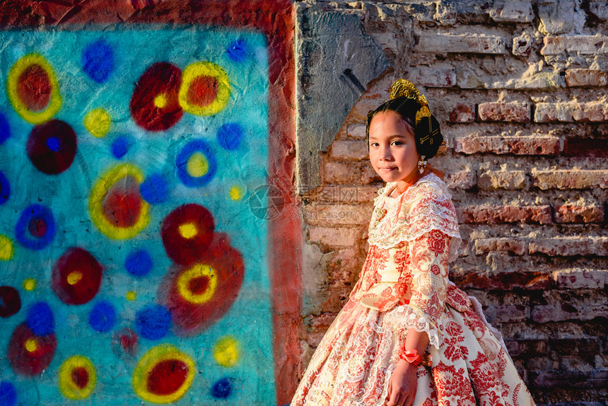 穿着法拉斯传统的巴伦西亚服装美少女瀑布图片