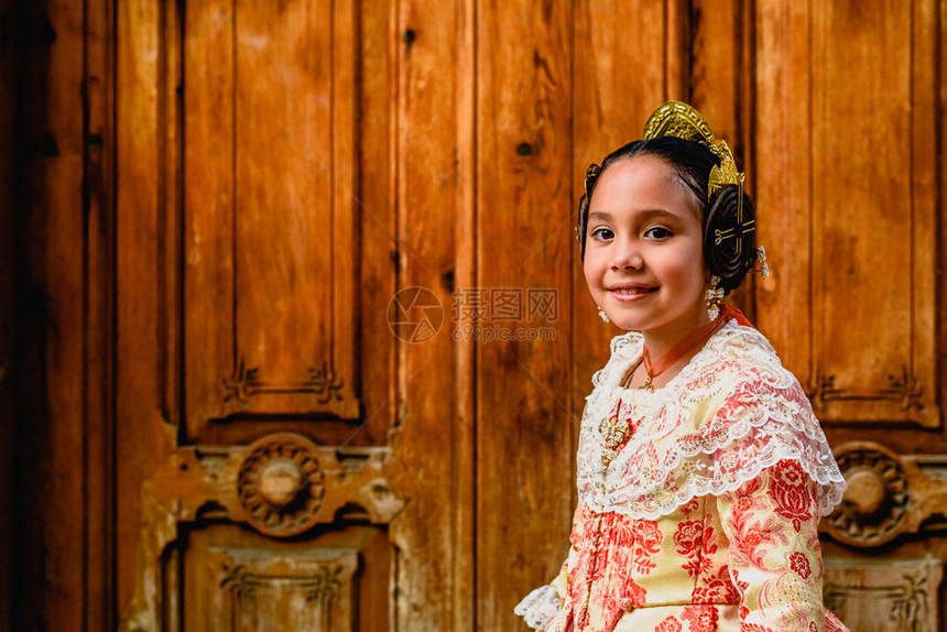 穿着法拉斯传统的巴伦西亚服装美少女瀑布图片