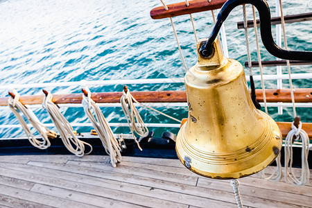 金色钟金铜铃在帆船甲板上背景
