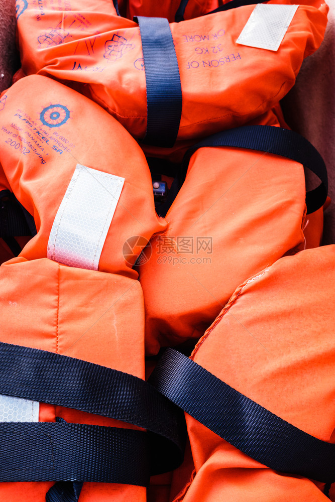 几件救生衣在一艘帆船的紧急抽屉里图片