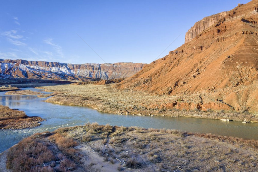 在犹他州Moab上方的洛基拉皮奇科罗多河冬季风景图片