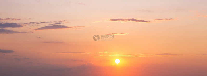 日落的天空背景和太阳图片