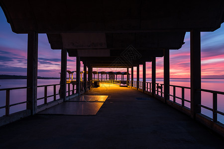 美国佐治亚沿海Jekyll岛的美丽海洋景色日落和捕鱼码头图片