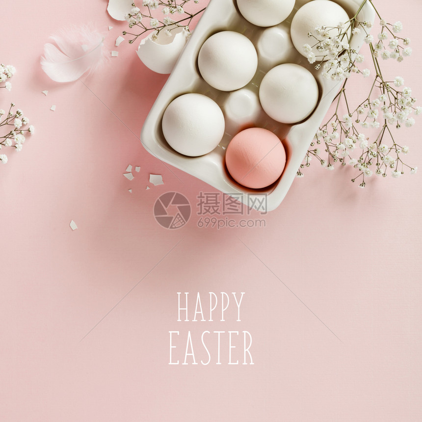 复活节概念白陶瓷持有人的鸡蛋和粉红色背景的花朵平板复制空间白陶瓷持有人的复活节鸡蛋和粉红色背景的花朵图片