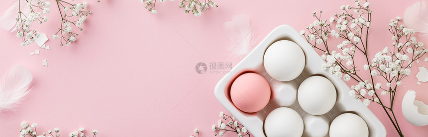 复活节概念白陶瓷持有人的鸡蛋和粉红背景平地复制空间的鲜花图片