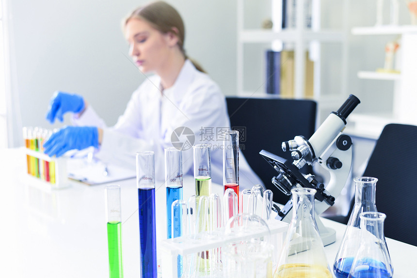 在现代实验室进行一些研究工作的年轻女科学家在实验室生物化学遗传实验室科家实验室生物化学遗传实验室进行和显微镜的年轻女科学家进行一图片