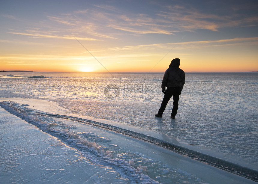 冬天的风景和人看着日落冰块自然的构成图片