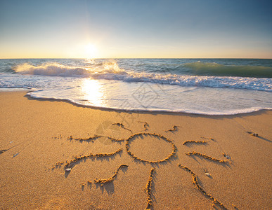 金色海砂上的滩画着阳光海岸上的波浪和泡沫夏季自然成分图片