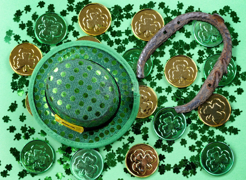 圣帕特里克日装满了框架格式的绿色背景配有火石硬币帽子和马蹄铁的圣帕特里克日图片