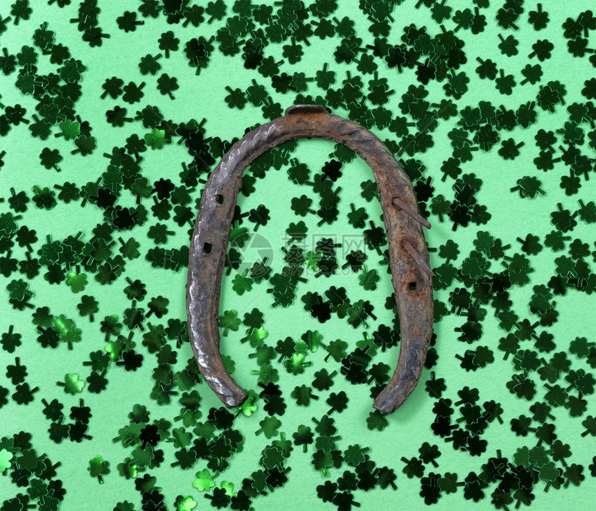 圣人帕特里克日配有木棍和生锈的马蹄绿色背景装满框架格式图片