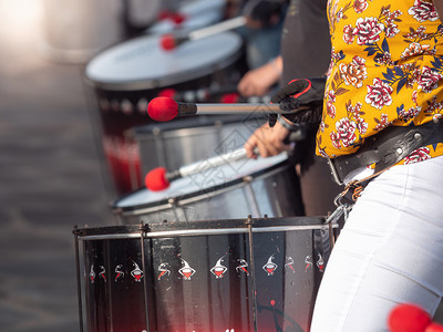 街头音乐家在预演期间用鼓棍打的近照图片