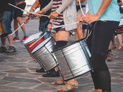 街头音乐家在庆祝嘉年节时城市街头打鼓时高清图片