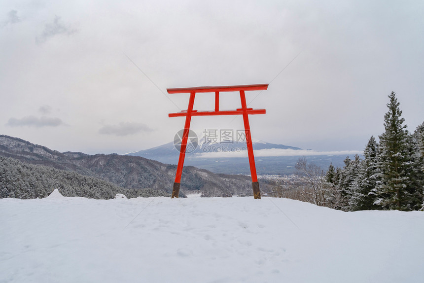 红日本托里山藤和日本川口子的雪图片