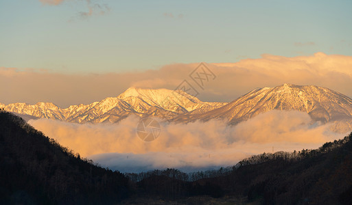 太阳天亮时从雾中观察雪山自然景观图片