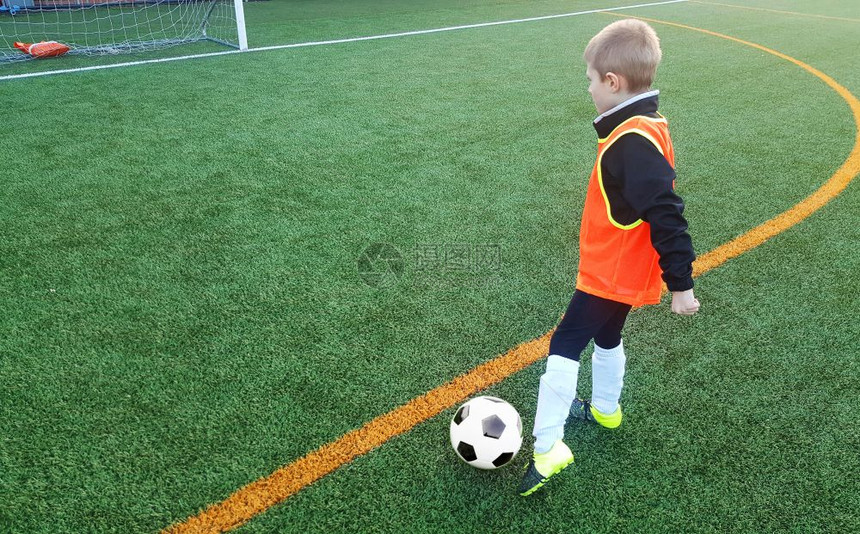 足球比赛中男孩的体育服装足球比赛儿童训练足球和设备图片