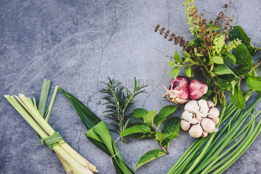 厨房黑板上的天然新鲜草药和香料作为食品配菜草花园概念图片