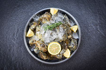餐桌和冰上健康的海产生牡蛎餐在厅美食品黑底新鲜牡蛎食品黑底新鲜海图片
