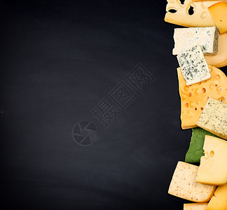 灰色背景上不同种类的奶酪复制空间图片