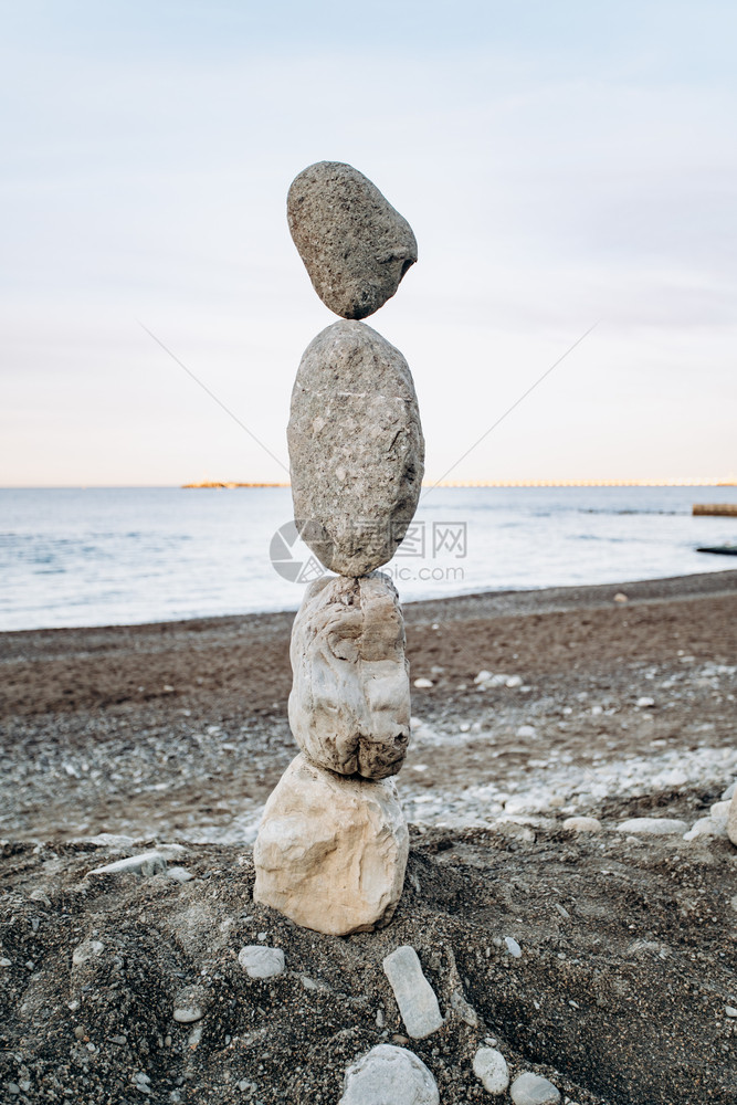 海滩上石块的数字海洋背景上石块的美丽数字图片