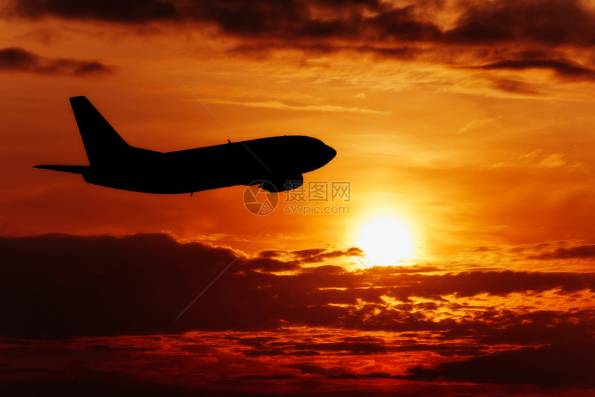 日落时空中飞机背景图片