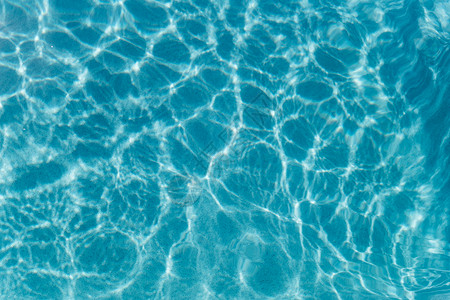蓝色游泳池水在游泳池中的背景图片
