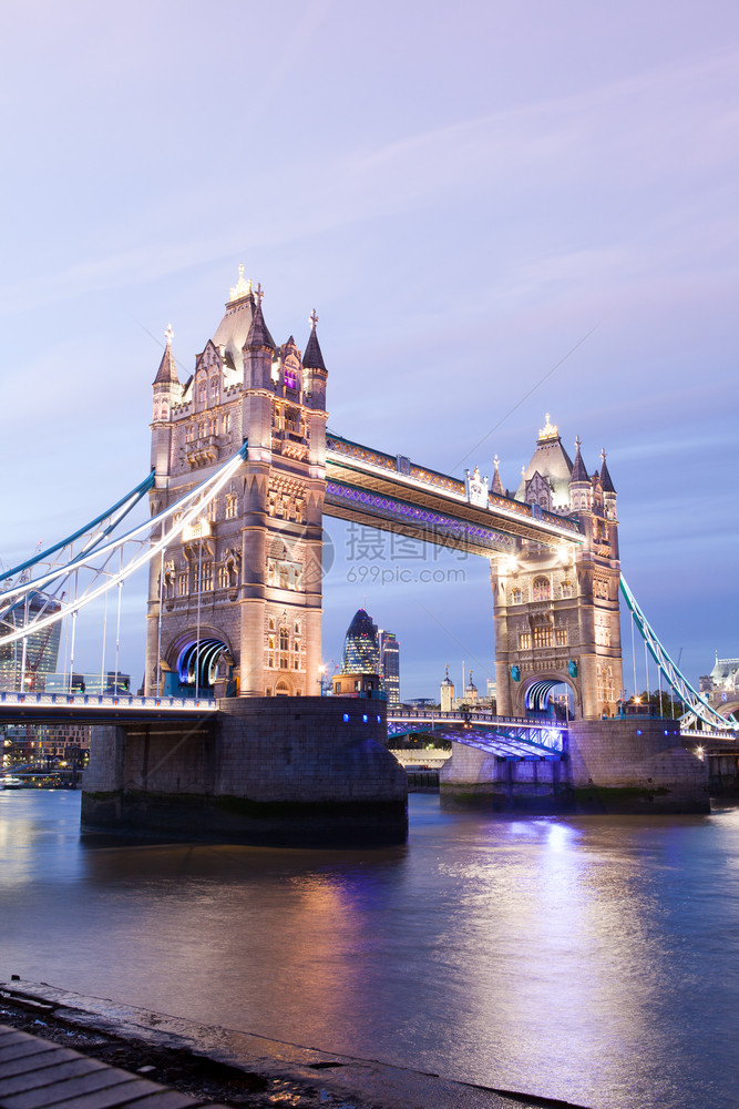大塔桥夜幕黄昏伦敦英国伦敦图片