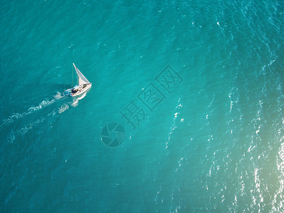 海上游艇的空中景象美丽的夏季海景和船只阳光明媚的天气清凉海水图片